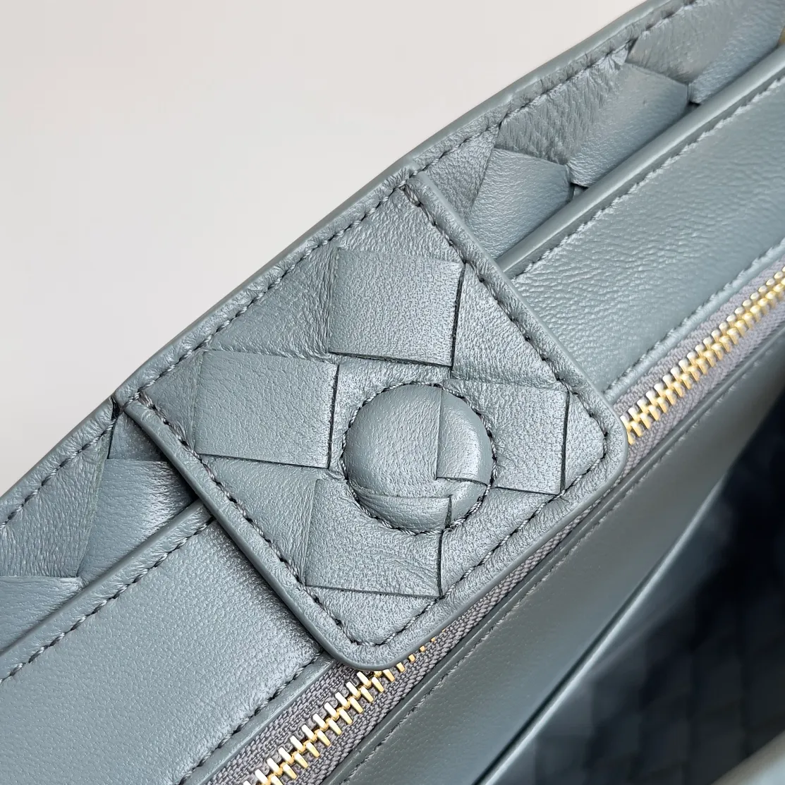 The 2023 new Andiamo batch of 1860 BV has been shipped‼ ️Really popular🔥The new Andiamo woven handbag launched by Bottega Veneta this season is really popular all over the world! ! Celebrities at home and abroad have worn it, and Oscar-winning actress Michelle Yeoh has taken it out on the street. Song Jia, Trai Yara, Yu Feihong, Sanji Ayaka, Rosie Hunting-Whiteley, Yoshioka Riho, etc. have all picked up this bag. It is classic and versatile, showing off its temperament, and the bag capacity is also large, which is very convenient for daily commuting! ! A variety of carrying methods, the shoulder straps can be adjusted by yourself, the original lambskin feels soft and delicate, and the neutral style is made to break gender boundaries and bring a more practical and longer-lasting use experience. Andiamo, which has both elegant and casual styles, perfectly interprets the true appearance of "fashionable old money style". Style number: 743568 Size: 25*22*10.5cm